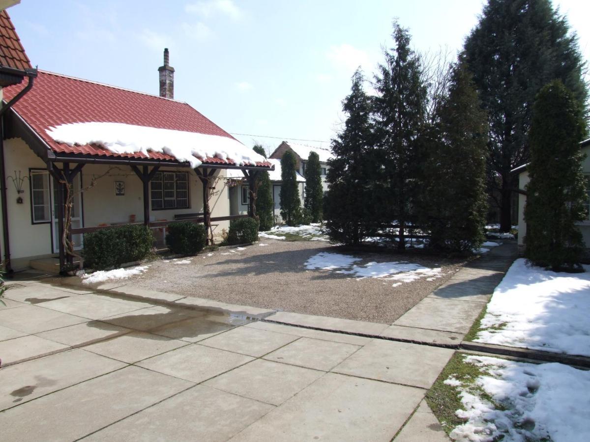 Revesz Vendeghaz Hotel Harkány Exterior foto